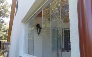 Moderní bezrámový systém Glass Al pro balkóny a lodžie Moderní bezrámový systém Glass Al pro balkóny a lodžie