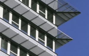 Účinné stínění s LUXALON®, BRISE SOLEIL® a SCHÜCO Účinné stínění s LUXALON®, BRISE SOLEIL® a SCHÜCO